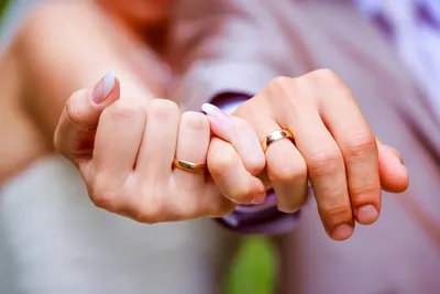 Почему обручальные кольца принято носить на безымянном пальце: интересные  факты - Последние новости - life