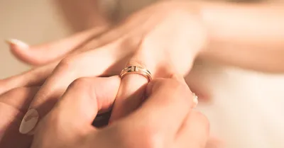 Пары рук с обручальными кольцами Стоковое Изображение - изображение  насчитывающей руки, кольца: 35718225
