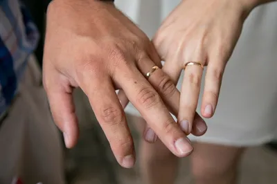 Проклятая любовь: насколько опасно снимать обручальное кольцо после свадьбы  | MARIECLAIRE
