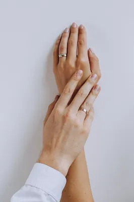 Непростое украшенье: почему обручальное кольцо носят на правой руке?