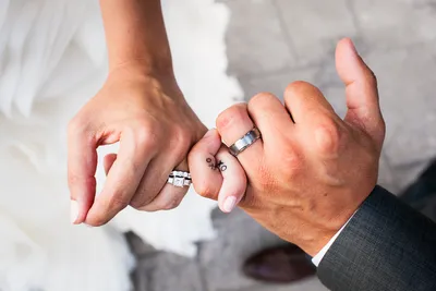 Руки мужчины и женщины с обручальными кольцами | Премиум Фото