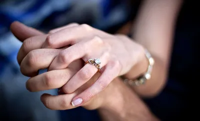 Можно ли носить обручальное и помолвочное кольцо на одном пальце