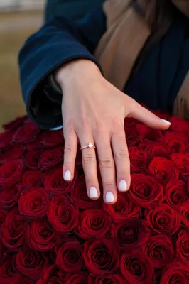 Помолвочное кольцо и букет | Букет из роз, Букет, Букет цветов девушка