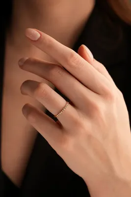 Рука девушки с обручальным кольцом | Премиум Фото
