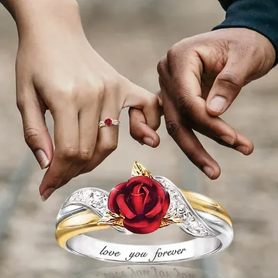 Руки жениха и невесты с обручальными кольцами и свадебный букет цветы  праздник символ любви стоковое фото ©donogl 342579682