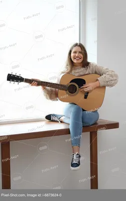 Молодая женщина с гитарой сидит на подоконнике у себя дома :: Стоковая  фотография :: Pixel-Shot Studio
