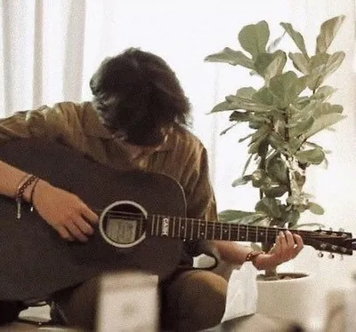 Где можно тренироваться играть на гитаре, если дома запрещают, а денег нет,  чтобы ходить к учителю? Есть своя гитара. На улице холодно.» — Яндекс Кью