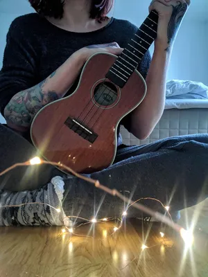 Гитарист играет на фоне солнечного заката — Фото аватарки