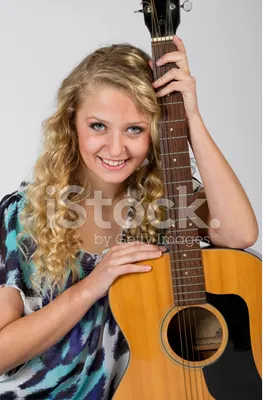Портрет гитариста с акустической гитарой Стоковое Фото - изображение  насчитывающей самомоднейше, нот: 85743766