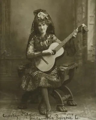 Купить картину Женский портрет с гитарой в Москве от художника Новокрещенов  Виктор