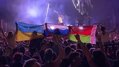 Макс Корж - на концерте белорусского певца сфоткали влюбленных под флагами  Украины и России