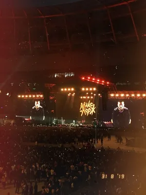 Никогда мы не будем братьями: флаг Украины на концерте в Москве возмутил  сеть (фото, видео) - «ФАКТЫ»