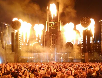 Rammstein: на концерте рок-группы произошел пожар: видео - Рига