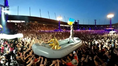 Музыканты Rammstein развернули украинский флаг на концерте в Швейцарии —  01.06.2022 — В мире, Шоу-бизнес на РЕН ТВ
