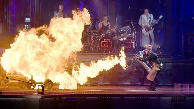 Концерты Rammstein: феерическое шоу с огнём (фото) | Книги АСТ нонфикшн |  Дзен
