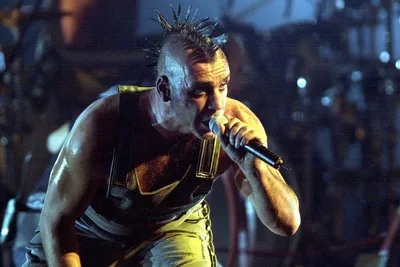 Фронтмен Rammstein Тилль Линдеманн упал со сцены во время концерта. Видео -  МЕТА
