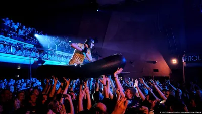 Полиция допросила ирландку по поводу возможного насилия на концерте  Rammstein в Вильнюсе - LRT