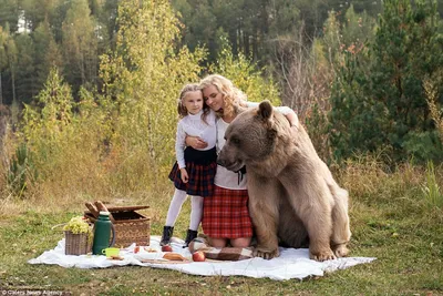 Зимняя фотосессия с медведем Степаном. Детский и семейный фотограф с  животными в Москве Гурьева Надежда