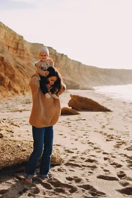 Фотосессия с ребёнком у моря | Beach photoshoot family, Mother baby  photography, Motherhood photos