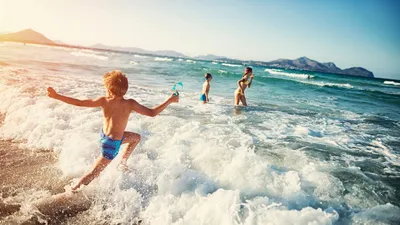 Отдых на море с детьми: куда поехать с ребенком на море заграницу и что  взять с собой?