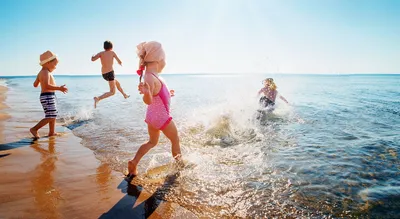 Семьи с детьми в тропическом пляже. Отдых на море Стоковое Фото -  изображение насчитывающей мама, океан: 173567242
