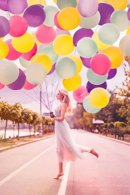Красивая девушка с воздушными шарами на улице :: Стоковая фотография ::  Pixel-Shot Studio