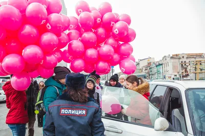 Счастливая молодая девушка с воздушными шарами на городской улице ::  Стоковая фотография :: Pixel-Shot Studio