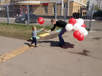 Влюбленная пара с воздушными шарами на улице зимой - обои для рабочего  стола, картинки, фото