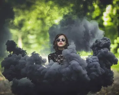 Фотосессия с белым дымом рыжая девушка в лесу | Летняя фотография,  Фотосессия, Фотограф