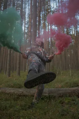 Демоническая фотосессия с цветным дымом в лесу