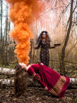 Женская фотосессия с зеленым дымом в лесу