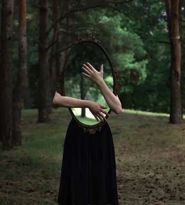 женщина с зеркалом, а не лицом на фоне леса. душевное здоровье Стоковое  Фото - изображение насчитывающей напольно, сведения: 249693104