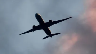 Самолет в небе стоковое фото. изображение насчитывающей громоздк - 45852900