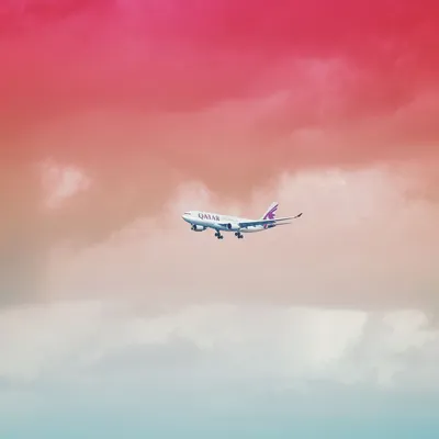 Самолет в небе во время заката · Бесплатные стоковые фото