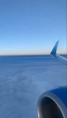 Самолет в небе во время золотого часа · Бесплатные стоковые фото
