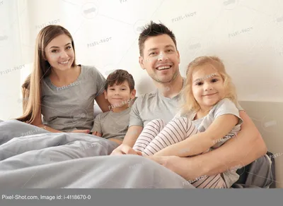 Счастливая семья с двумя детьми Stock Vector | Adobe Stock