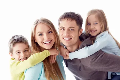 Счастливая семья с маленькими детьми на белом фоне :: Стоковая фотография  :: Pixel-Shot Studio
