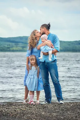 Фото счастливой семьи на море фото