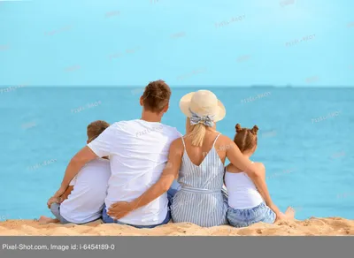 Счастливая семья, сидя на берегу моря :: Стоковая фотография :: Pixel-Shot  Studio