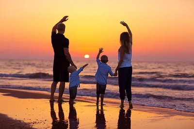 Портрет счастливой семьи на морском пляже :: Стоковая фотография ::  Pixel-Shot Studio