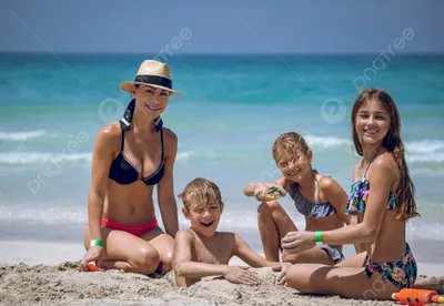 Портрет Счастливой Семьи На Летние Каникулы На Пляже Фотография, картинки,  изображения и сток-фотография без роялти. Image 18740526