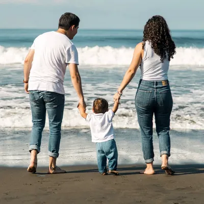 портрет большой счастливой семьи красивая мать с тремя детьми веселится на  пляже играет в игры на песке проводит летние каникулы вместе счастливая  семья на пляже Фото Фон И картинка для бесплатной загрузки -