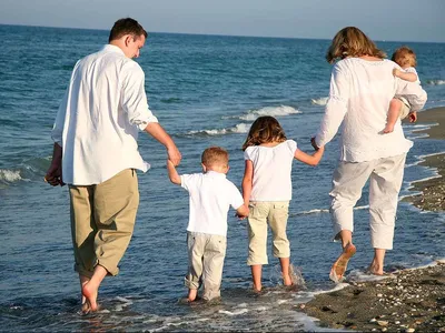 Фотографии счастливой семьи, имеющие удовольствие на пляже. Образ жизни  лета Стоковое Фото - изображение насчитывающей побережье, дубай: 174311554