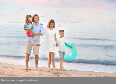 Семьи с детьми в тропическом пляже. Отдых на море Стоковое Фото -  изображение насчитывающей мама, океан: 173567242