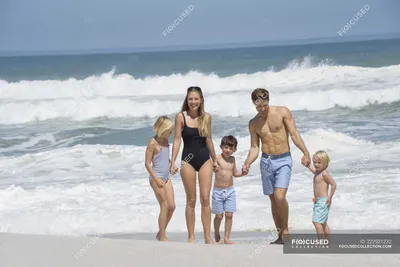 Силуэт счастливой семьи на берегу моря на закате :: Стоковая фотография ::  Pixel-Shot Studio