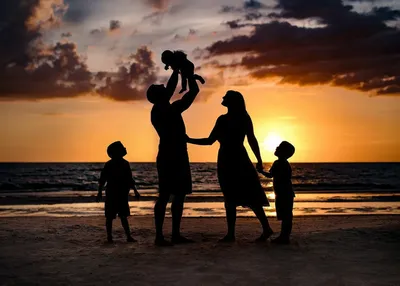 Счастливая семья : Дети сын отца, мать и дочь спины повернул на закат  Стоковое Фото - изображение насчитывающей счастье, счастливо: 197049350