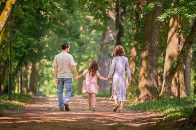 отец и сын идут по тропе в поле со спины. концепция счастливой семьи  Стоковое Изображение - изображение насчитывающей зеленый, детство: 222777085