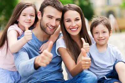 Портрет счастливой семьи у светлой стены :: Стоковая фотография ::  Pixel-Shot Studio