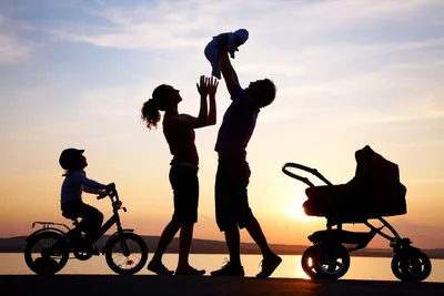 счастливая семья в парке. солнечные лучи. мама папа и ребенок счастливы  ходить на закате. понятие счастливой семьи Стоковое Фото - изображение  насчитывающей утеха, света: 228283604