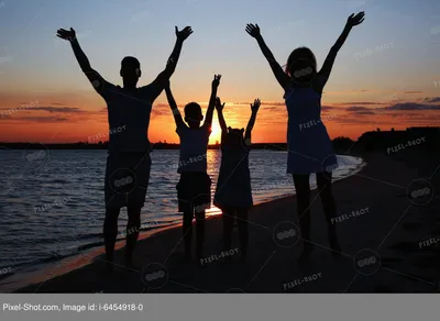 Портрет счастливой семьи около их нового дома Стоковое Фото - изображение  насчитывающей природа, внимательность: 99682552